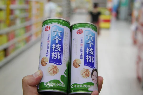 Customer Shops Six Walnuts Walnut Milk Maker Hebei Yangyuan Zhihui — Stock Photo, Image