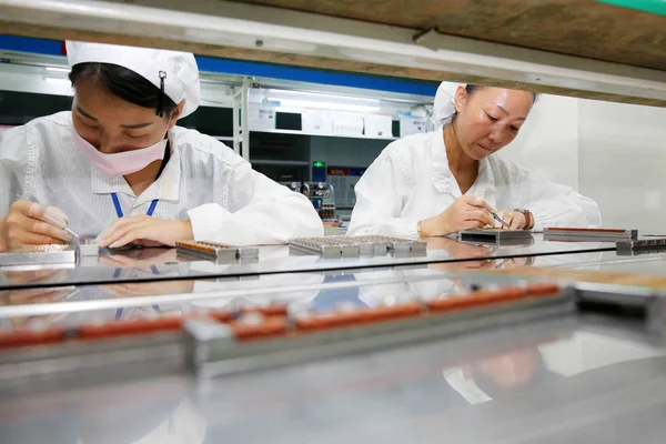 Kinesiska Arbetare Producera Mobiltelefon Delar Monteringslinjen Fabrik Huaibei City Östra — Stockfoto