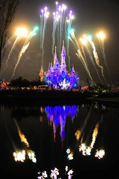 Explotan Fuegos Artificiales Sobre Castillo Disney Shanghai Disneyland Shanghai Disney —  Fotos de Stock