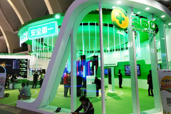 Nsanlar Qihoo 360 Stand Ziyaret 360 Pekin Bir Fuar Sırasında — Stok fotoğraf