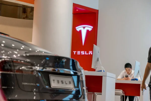 Ein Angestellter Einem Geschäft Von Tesla Der Stadt Guangzhou Der — Stockfoto