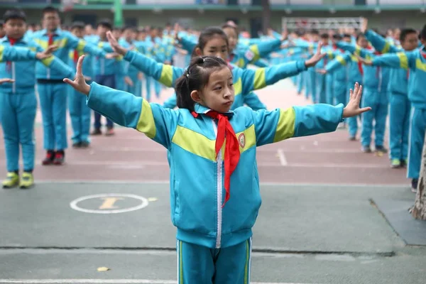 2017年11月1日 中国中部河南省浙州市の小学校の小学校で授業休憩中に伝統的なオペラの練習を行う学生たち 2017年11月1日 — ストック写真