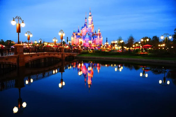 Bestand Night View Van Verlichte Disney Castle Shanghai Disneyland Het — Stockfoto