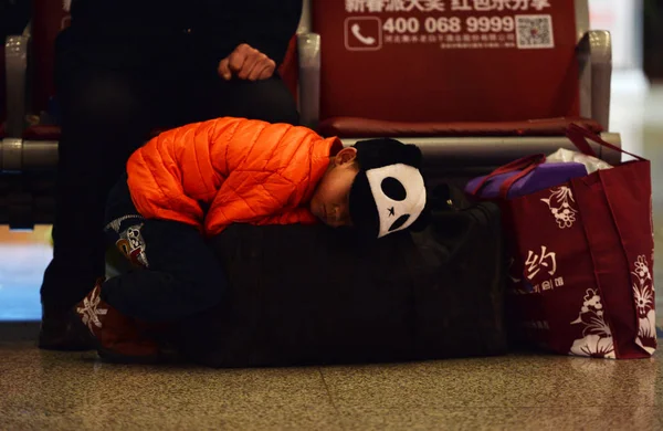 Joven Chino Descansando Equipaje Espera Estación Tren Shijiazhuang Mientras Regresa — Foto de Stock