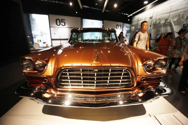 2017년 상하이 자동차 박물관에 크라이슬러 300C 빈티지 자동차가 전시되어 있습니다 — 스톡 사진