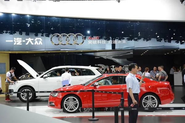 Visitantes Olham Para Carros Audi Exposição Durante Show Automóveis Cidade — Fotografia de Stock