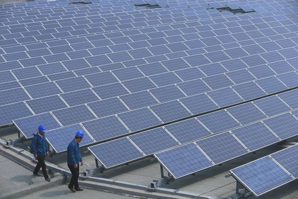 Čínští Dělníci Kontrolují Solární Panely Střešní Fotovoltaické Elektrárně Továrně Jifa — Stock fotografie