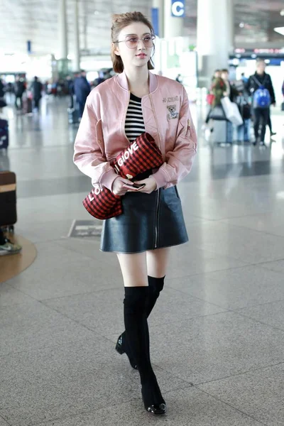 中国女星景田于2017年11月22日在中国北京首都国际机场合影 — 图库照片
