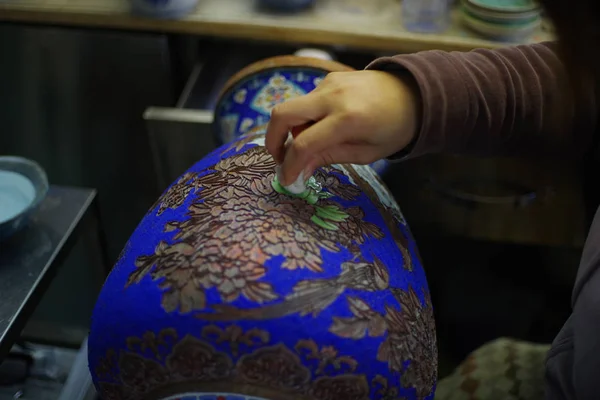 Chinese Worker Polishes Cloisonne Artwork Biggest Cloisonne Factory Beijing Enamel — Stockfoto