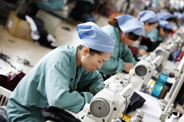 Pracownice Chiński Szyć Ubrania Wywozu Krajów Azji Południowo Wschodniej Fabryce — Zdjęcie stockowe
