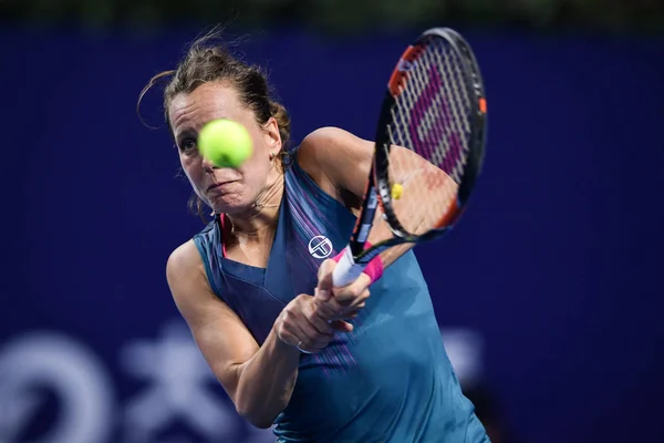 チェコのバルボラ Strycova 中国南部の広東省珠海市横琴人生 Wta エリート トロフィー珠海 2017 テニス トーナメント中にショットをラトビアの Anastasija — ストック写真