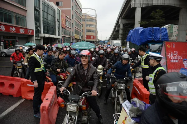 Lavoratori Migranti Cinesi Vanno Moto Autostrada Nazionale Mentre Tornano Casa — Foto Stock