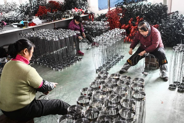 Китайские Рабочие Делают Рамки Красных Фонарей Предстоящего Китайского Нового Года — стоковое фото
