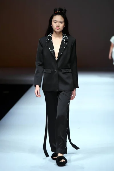 モデルは 2017 北京で中国ロンドンファッションウィークの春 2018 年の間に連合 のファッションショーで新しい創造を表示します — ストック写真