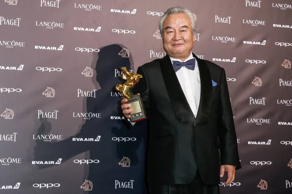 Taiwan Out Actor Chino Men Posa Con Trofeo Mejor Actor — Foto de Stock