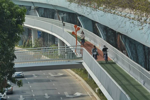 Ciclistas Montam Primeira Trilha Bicicleta Elevada China Construída Acima Solo — Fotografia de Stock