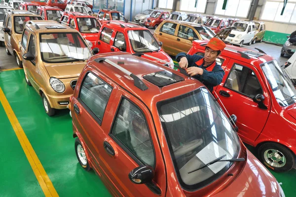 Chinese Worker Checks Electric Cars Assembly Line Auto Plant Zouping — Stock Photo, Image