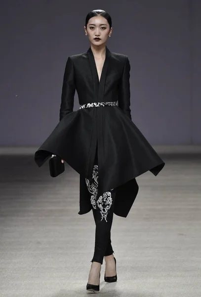 モデルは 2017 中国北京で中国ロンドンファッションウィークの春 2018 年中に熊英によって天ガイアのファッションショーで新しい創造を表示します — ストック写真