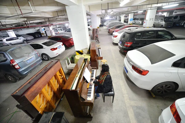 Music Student Practices Her Piano Exam Underground Car Park Market — Stock Photo, Image