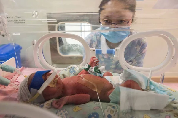 One Girl Triplets Born Year Old Woman You Seen Incubator — Stock Photo, Image