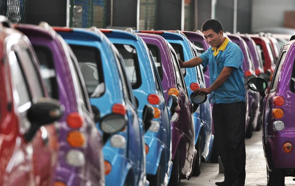 Trabajador Chino Comprueba Coches Eléctricos Línea Montaje Una Planta Automóviles — Foto de Stock