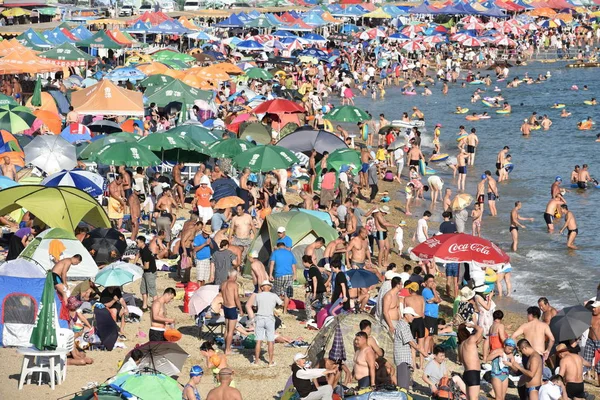 2016年8月27日 在中国东北的辽宁省大连市 度假者挤在一个海滩度假胜地 为一个炎热的一天降温 — 图库照片