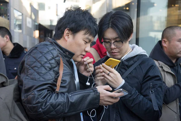 Ein Chinesischer Kunde Benutzt Sein Neues Iphone Smartphone Vor Dem — Stockfoto
