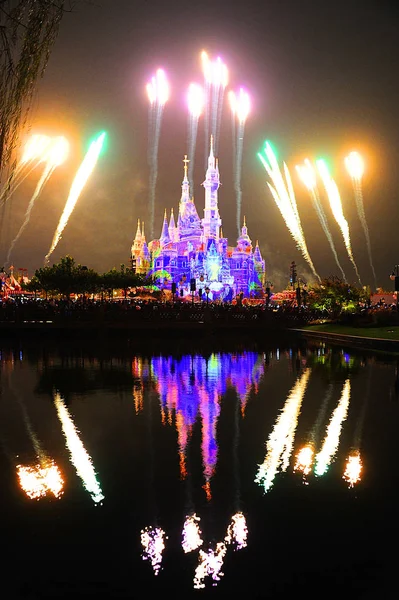 Феєрверк Вибухнути Через Disney Замок Шанхаї Діснейленд Шанхаї Disney Resort — стокове фото