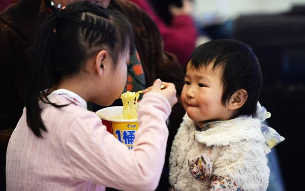 Молодая Китаянка Кормит Свою Младшую Сестру Лапшой Возвращаются Домой Предстоящий — стоковое фото