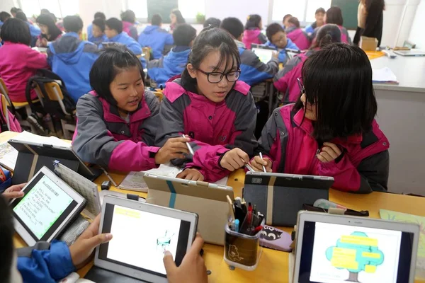 Alunos Chineses Usam Tablets Como Ferramentas Aprendizagem Durante Uma Aula — Fotografia de Stock