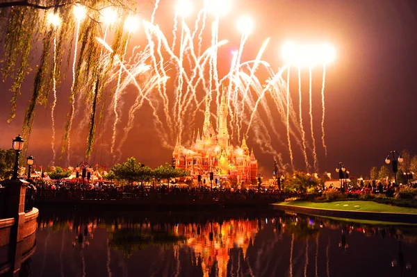 Des Feux Artifice Explosent Dessus Château Disney Shanghai Disneyland Shanghai — Photo