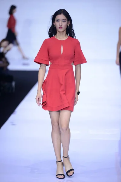 モデルは 2017 北京で中国ロンドンファッションウィークの春 2018 年の間に Jdbebe のファッションショーに新しい創造を表示します — ストック写真