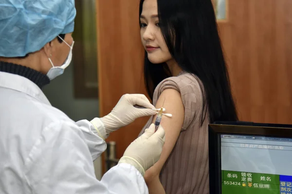 Chińska Kobieta Xinye Który Jest Pierwszym Obywatelem Który Zostać Zaszczepione — Zdjęcie stockowe