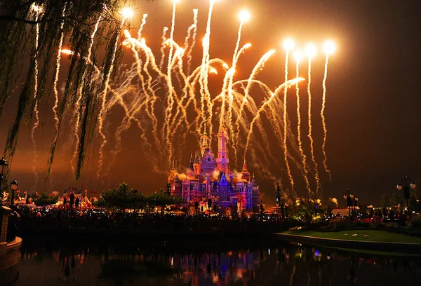 Πυροτεχνήματα Εκρήγνυνται Πάνω Από Κάστρο Της Disney Στο Σαγκάη Ντίσνεϊλαντ — Φωτογραφία Αρχείου