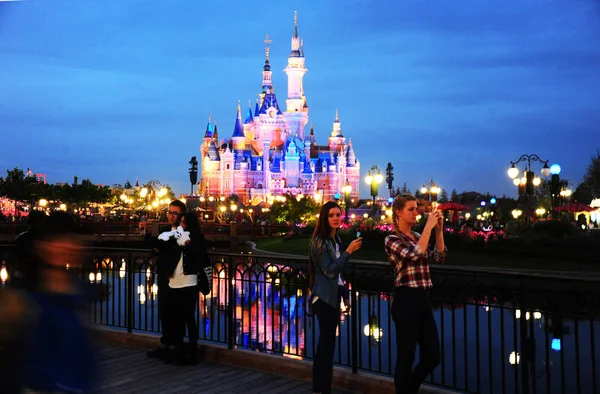 File Vista Nocturna Del Iluminado Castillo Disney Shanghai Disneyland Shanghai —  Fotos de Stock