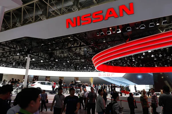 Besucher Drängen Sich Auf Dem Stand Von Nissan Während Der — Stockfoto