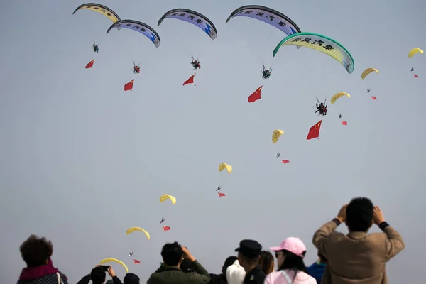 2017年11月4日 中国中部の湖北省武漢市で開催された2017年世界フライインエキスポ Wfe さまざまな国のメンバーがスカイダイビングを行っているメンバーを地元住民が見守っています — ストック写真