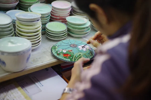 Chinese Worker Adds Cloisons According Pattern Previously Transferred Workpiece Biggest — Stock Photo, Image