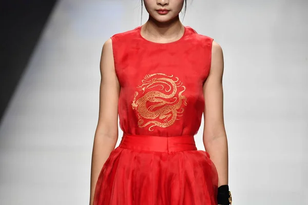 Modelo Exibe Uma Nova Criação Desfile Moda Eve Cina Durante — Fotografia de Stock