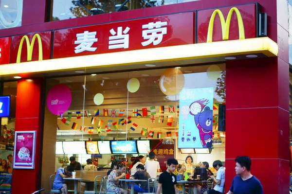 Clientes Comem Restaurante Fast Food Mcdonald Cidade Yichang Província Central — Fotografia de Stock