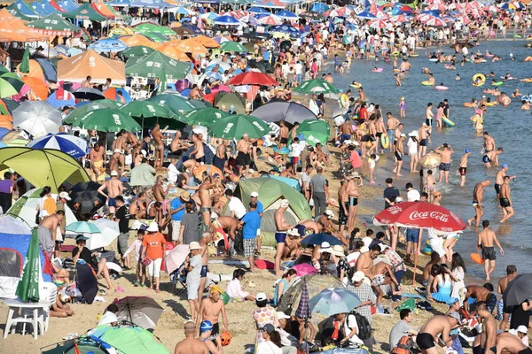 Holidaymakers Crowd Beach Resort Cool Scorching Day Dalian City Northeast — Stock Photo, Image