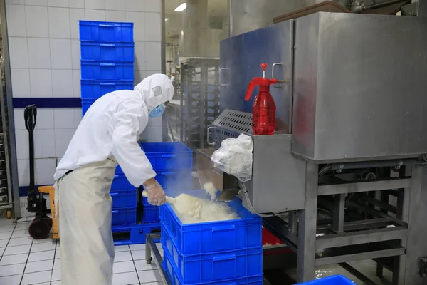 Een Chinese Werknemer Bereidt Rijst Productielijn Bij Een Voedselverwerkende Fabriek — Stockfoto