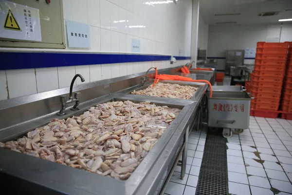 2017년 19일 베이징의 베이징 징타이 서비스 유한공사의 공장에서 세척되는 고기의 — 스톡 사진