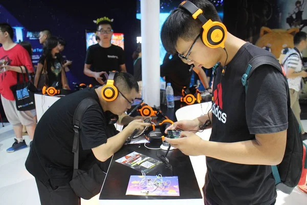 Visitors Try Out Electronic Game Smartphones 15Th China Digital Entertainment — Stock Photo, Image