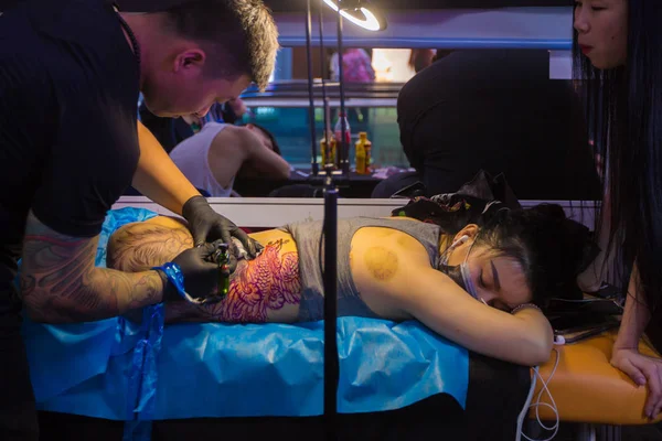 Tatuador Pinta Design Camada Derme Pele Cliente Cidade Changchun Nordeste — Fotografia de Stock