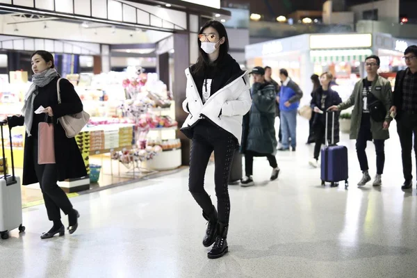 ビクトリアの秘密の天使と中国モデル Mengyao としてよりもっとよく知られている Ming 2017 上海の上海虹橋国際空港でマスクを着て見られています — ストック写真