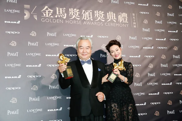 Гонконгская Актриса Кара Вай Китайский Актёр Мэнь Позируют Своими Трофеями — стоковое фото