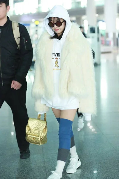 Chanteuse Actrice Chinoise Victoria Song Song Qian Est Photographiée Aéroport — Photo