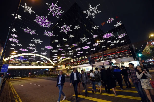 Bürger Gehen Unter Weihnachtsbeleuchtung Vorbereitung Auf Das Weihnachtsfest Tsim Sha — Stockfoto