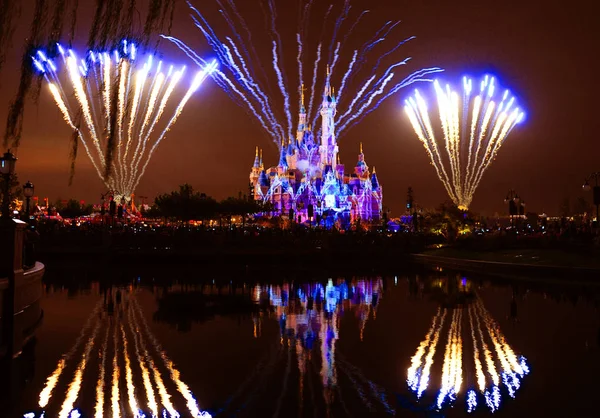 Des Feux Artifice Explosent Dessus Château Disney Shanghai Disneyland Shanghai — Photo